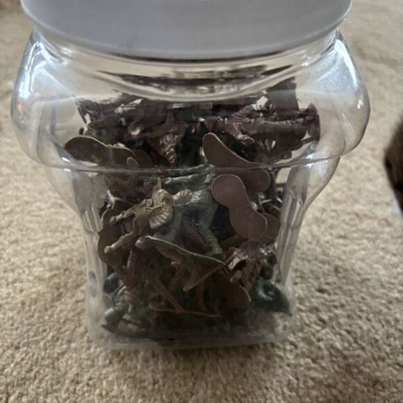 Lot of 56 Small Military Soldiers - Picture 8 of 9